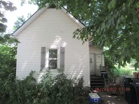 302 Elm St, Villa Grove, IL 61956