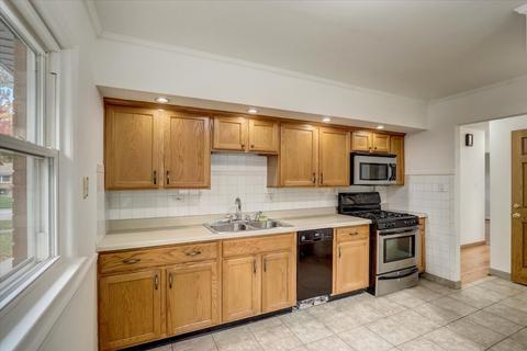 475 Vassar Ln, Des Plaines, IL 60016 photo 11
