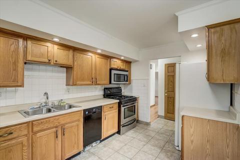 475 Vassar Ln, Des Plaines, IL 60016 photo 14