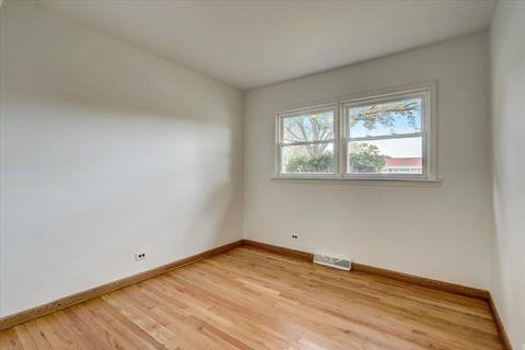 475 Vassar Ln, Des Plaines, IL 60016 photo 21