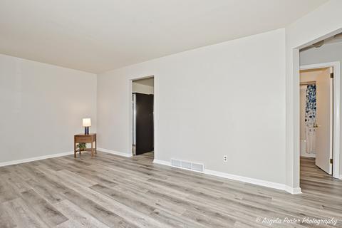 1905 Oak Dr, Mchenry, IL 60050 photo 3