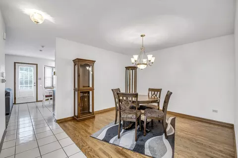 8635 Pearson Dr, Darien, IL 60561 photo 4