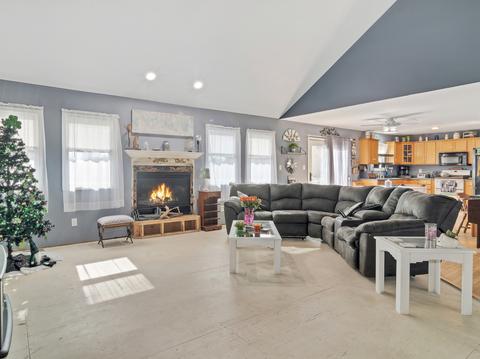 215 E Third St, Sheridan, IL 60551 photo 3
