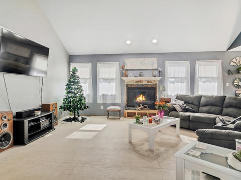 215 E Third St, Sheridan, IL 60551 photo 2