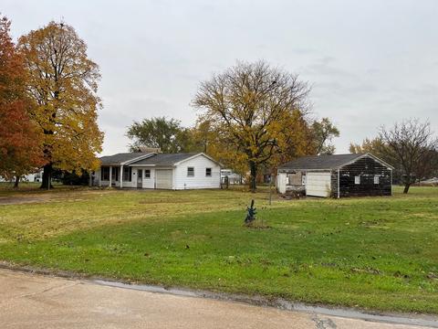 100 W West St, Weldon, IL 61882 photo 6