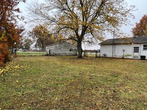 100 W West St, Weldon, IL 61882 photo 12