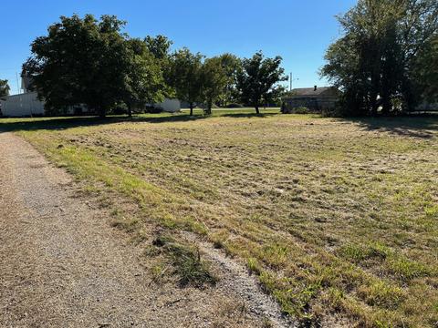 100 W West St, Weldon, IL 61882 photo 24