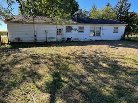 100 W West St, Weldon, IL 61882 photo 15