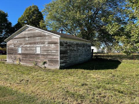 100 W West St, Weldon, IL 61882 photo 8
