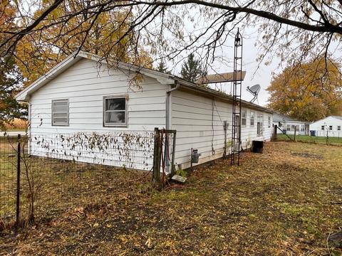 100 W West St, Weldon, IL 61882 photo 9