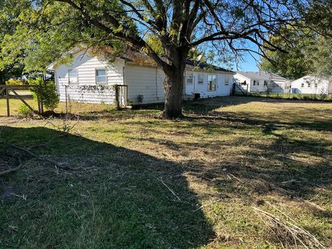 100 W West St, Weldon, IL 61882 photo 10