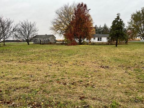 100 W West St, Weldon, IL 61882 photo 21