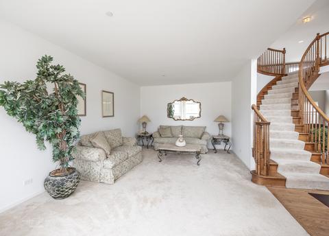 5475 Nicholson Dr, Hoffman Estates, IL 60192 photo 4
