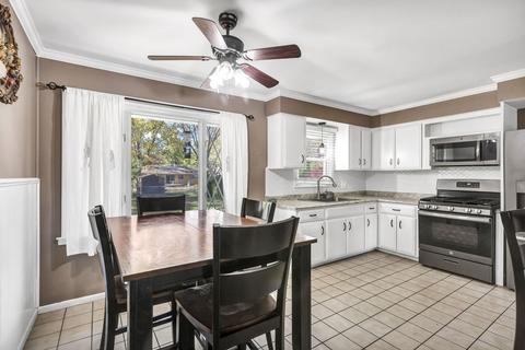 1270 Algonquin Dr, Elgin, IL 60120 photo 5