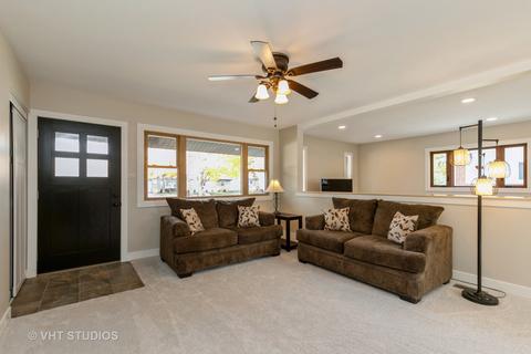 555 Kingman Ln, Hoffman Estates, IL 60169 photo 2