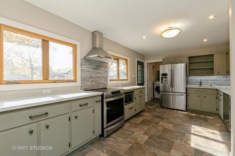 555 Kingman Ln, Hoffman Estates, IL 60169 photo 4