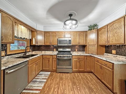 1240 Hillcrest Ln, Freeport, IL 61032 photo 4