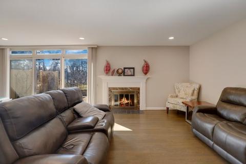 2 Maple Tree Ct, Elmhurst, IL 60126 photo 2