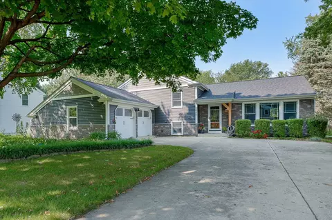 1055 Cardinal Ct, Batavia, IL 60510