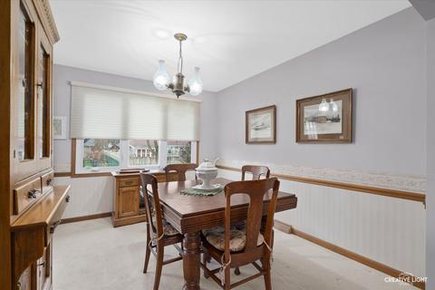 979 Ruth Dr, Elgin, IL 60123 photo 8