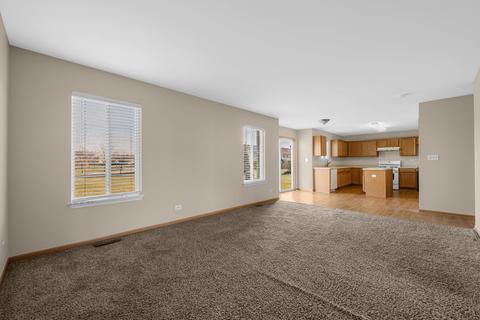 424 Hubbard Cir, Plano, IL 60545 photo 2