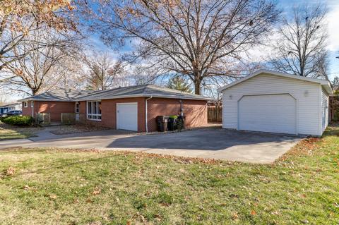 40 Hickory Dr, Clinton, IL 61727 photo 2