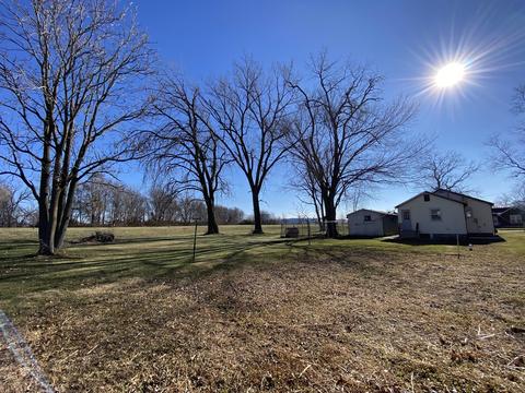 327 E John St, Forrest, IL 61741 photo 5