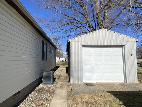 327 E John St, Forrest, IL 61741 photo 28