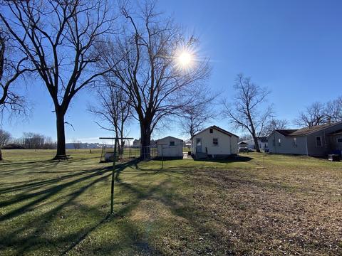 327 E John St, Forrest, IL 61741 photo 4