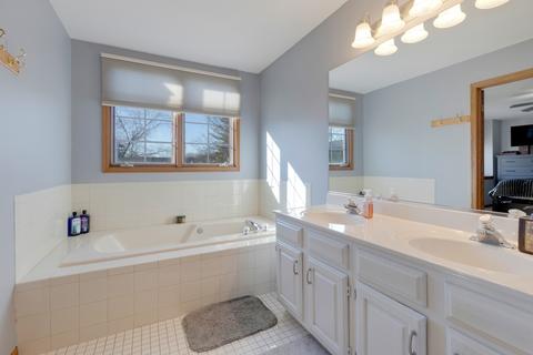 930 Ascot Dr, Elgin, IL 60123 photo 11