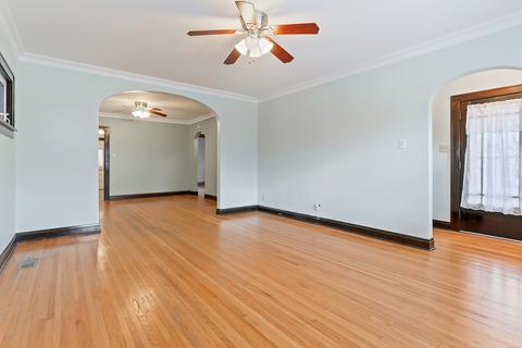 556 E 12th St, Lockport, IL 60441 photo 2