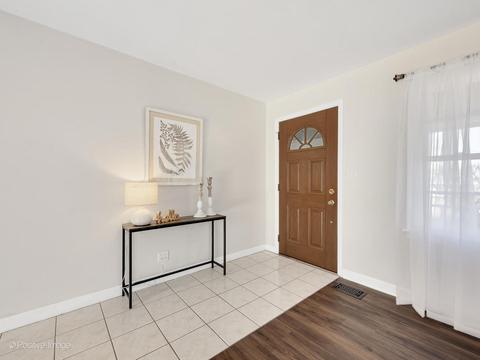 512 Parkway Dr, Wheaton, IL 60187 photo 2