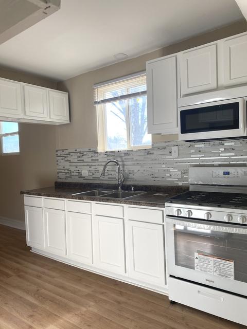 558 E Cass St, Joliet, IL 60432 photo 9