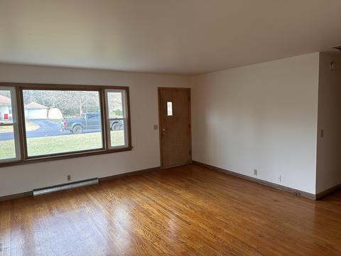 655 E Grant St, Watseka, IL 60970 photo 3