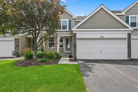 749 Savannah Ln, Crystal Lake, IL 60014