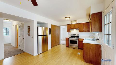 319 Maplewood Dr, Lakemoor, IL 60051 photo 4