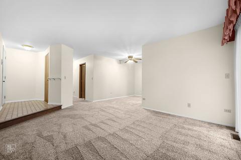 4 Creekside Cir #B, Elgin, IL 60123 photo 4