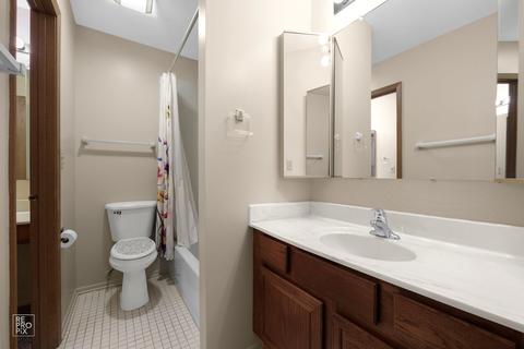 4 Creekside Cir #B, Elgin, IL 60123 photo 9