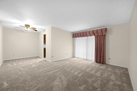 4 Creekside Cir #B, Elgin, IL 60123 photo 3