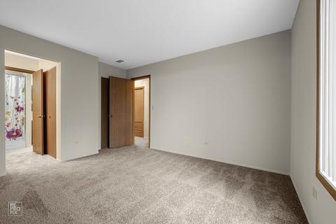4 Creekside Cir #B, Elgin, IL 60123 photo 8