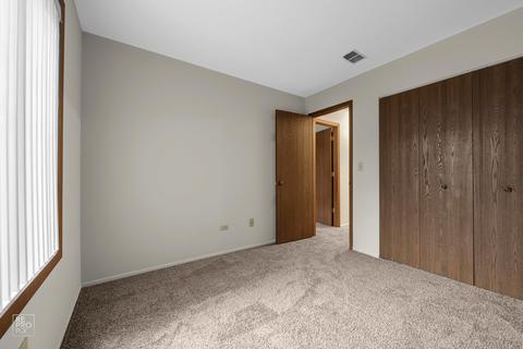 4 Creekside Cir #B, Elgin, IL 60123 photo 13