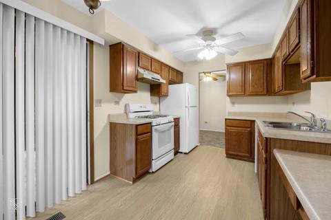4 Creekside Cir #B, Elgin, IL 60123 photo 6