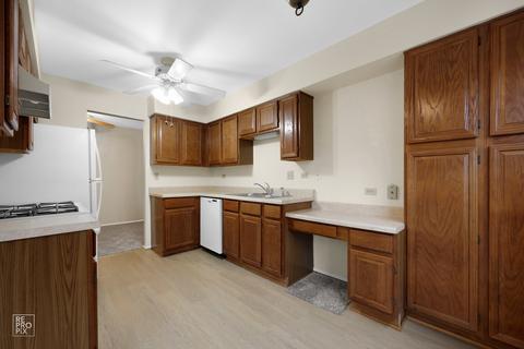 4 Creekside Cir #B, Elgin, IL 60123 photo 7