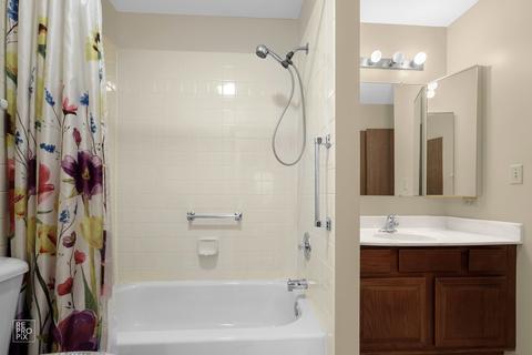 4 Creekside Cir #B, Elgin, IL 60123 photo 10