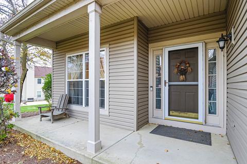 219 Edgewater Dr, Bartlett, IL 60103 photo 2