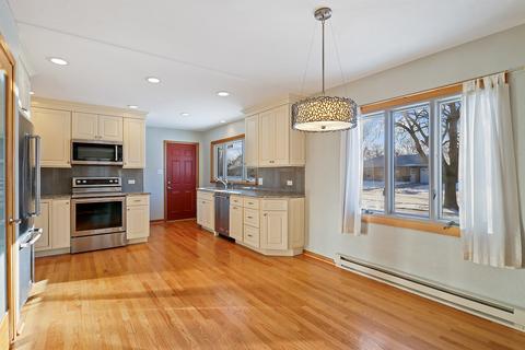606 E 2nd St, Lockport, IL 60441 photo 4