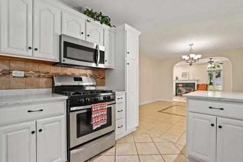 2000 Carleton Rd, Hoffman Estates, IL 60169 photo 12