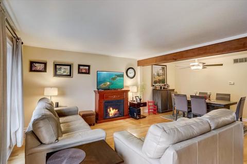 1827 Williamsburg Dr, Hoffman Estates, IL 60169 photo 4