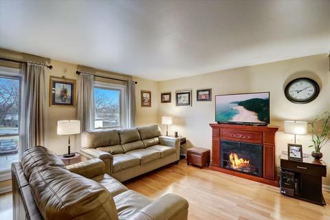 1827 Williamsburg Dr, Hoffman Estates, IL 60169 photo 2