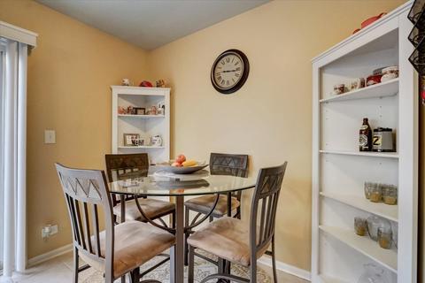 1827 Williamsburg Dr, Hoffman Estates, IL 60169 photo 9